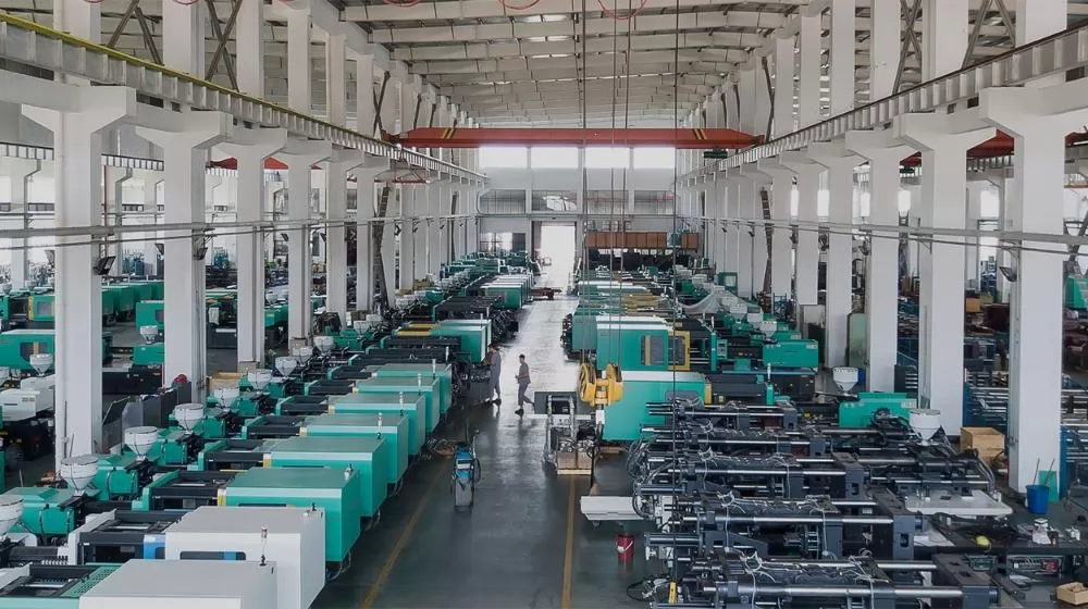 PET INJECTION MOLDING MACHINE