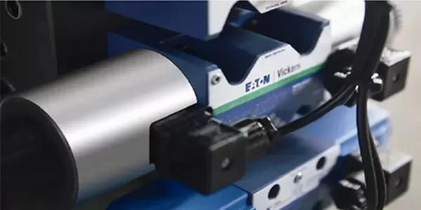High-speed injection molding machine clamping unit and injection unit detail